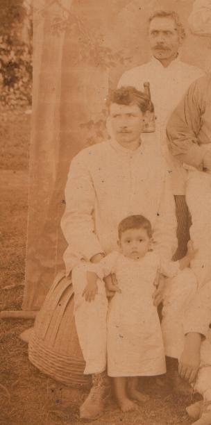 El meu besavi i el seu germà a Ilagan, Filipines, cap al 1895, bevent unes San Miguel doble bock